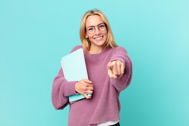 Jolie femme blonde avec des livres studing