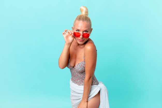 Jolie femme blonde avec des lunettes de soleil. concept d'été