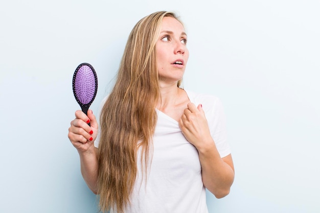 Jolie femme blonde avec un peigne à cheveux