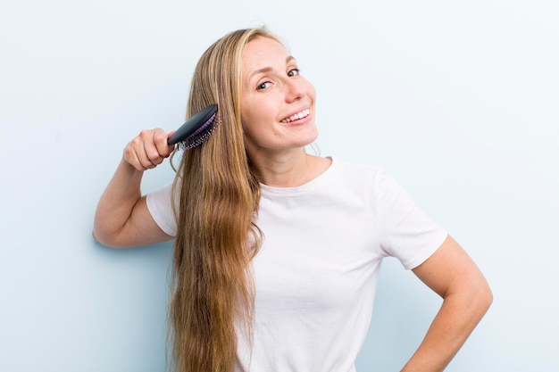 Jolie femme blonde avec un peigne à cheveux