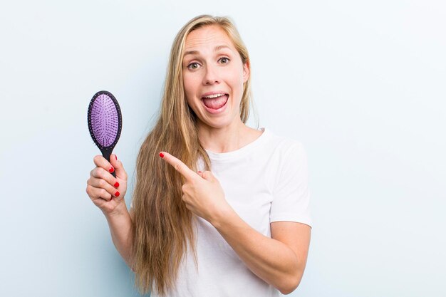 Jolie femme blonde avec un peigne à cheveux