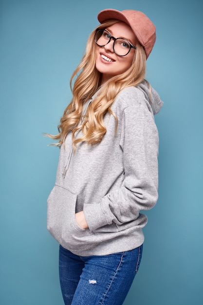 Jolie femme blonde positive dans une casquette de baseball rose