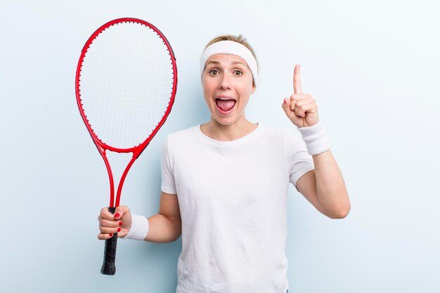 Jolie femme blonde pratiquant le sport de tennis