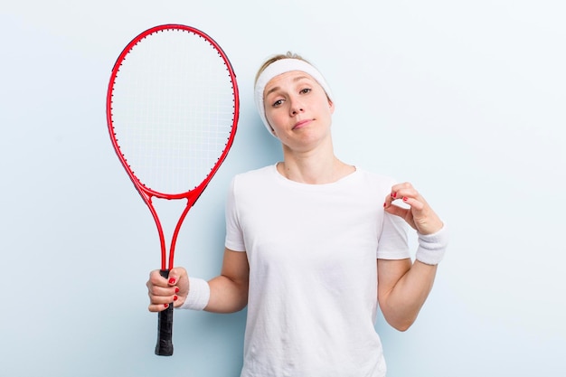 Jolie femme blonde pratiquant le sport de tennis