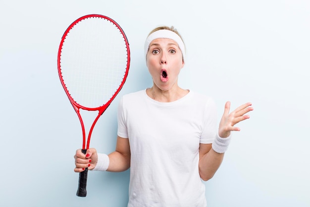 Jolie femme blonde pratiquant le sport de tennis