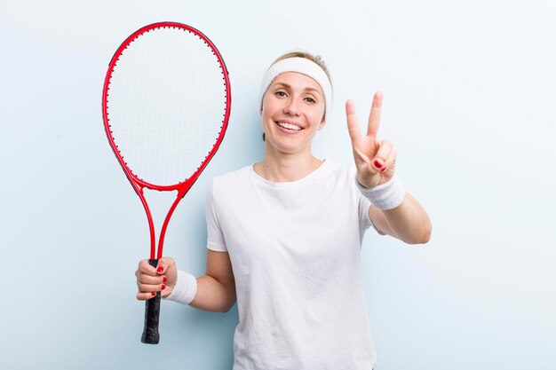 Jolie femme blonde pratiquant le sport de tennis