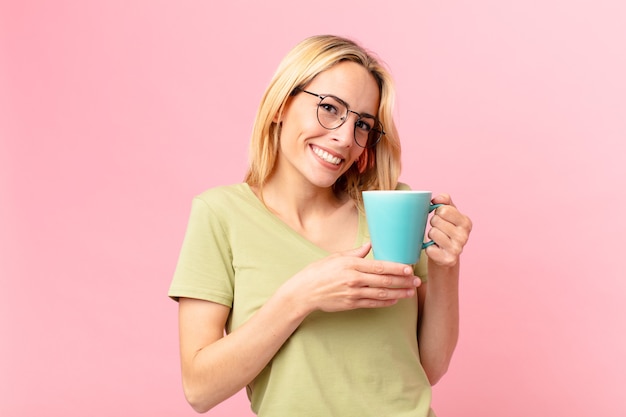 Jolie Femme Blonde Prenant Un Café