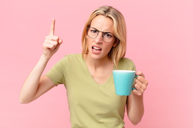 Jolie femme blonde prenant un café