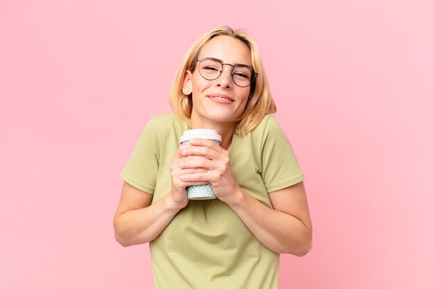 Jolie femme blonde prenant un café