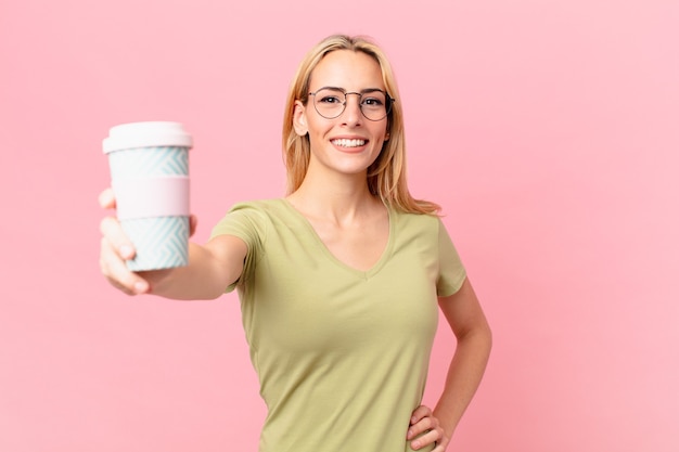 Jolie femme blonde prenant un café