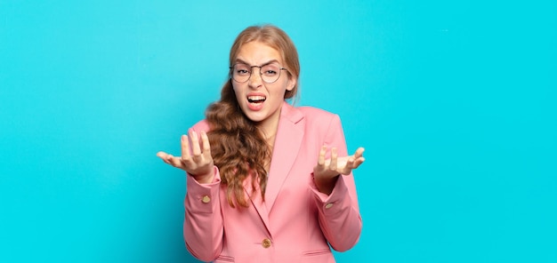 Jolie femme blonde à la recherche désespérée et frustrée, stressée, malheureuse et agacée, criant et hurlant