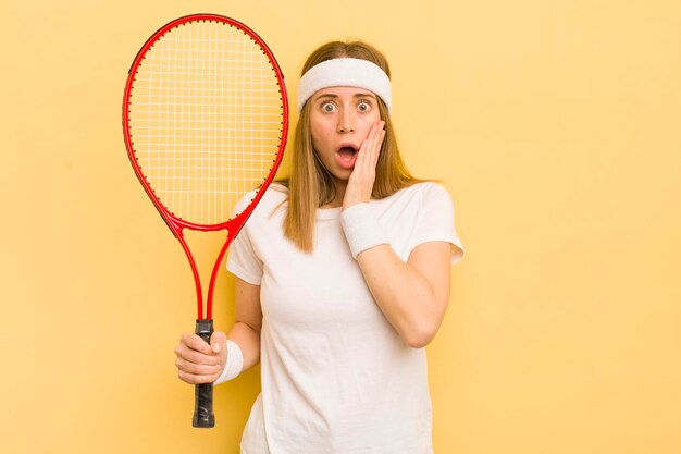 Jolie femme blonde se sentant choquée et effrayée concept de tennis