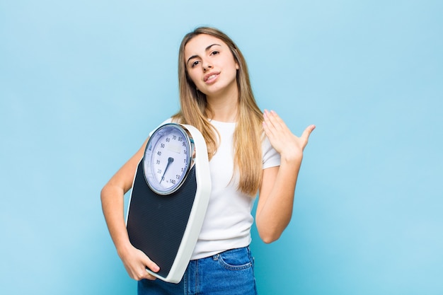 Jolie femme blonde se sentir stressée, anxieuse, fatiguée et frustrée, tirant le cou de chemise, à la frustration de problème