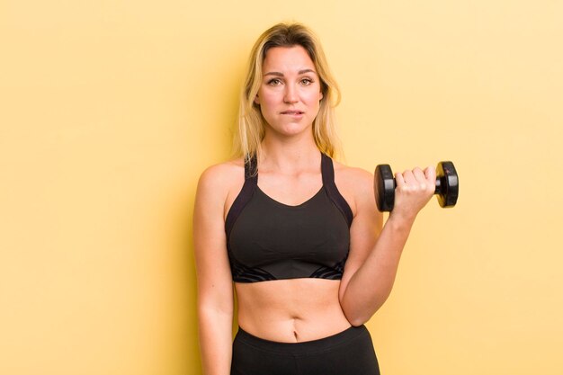 Jolie femme blonde semblant intriguée et confuse