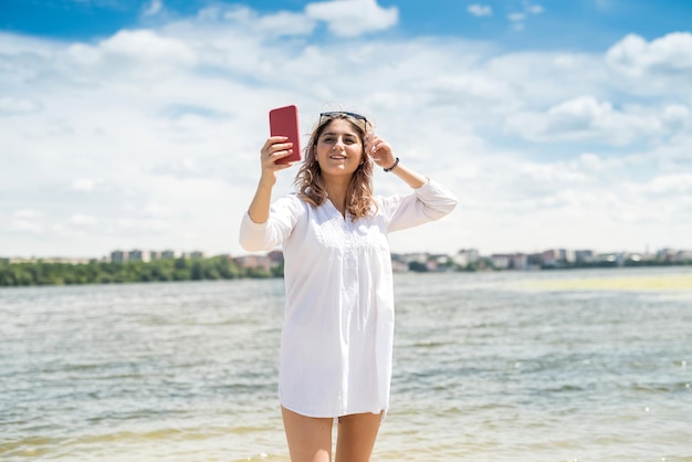 Jolie Femme Blonde Sexy Debout Dans L'eau Chaude, Profitez Du Soleil Près Du Lac