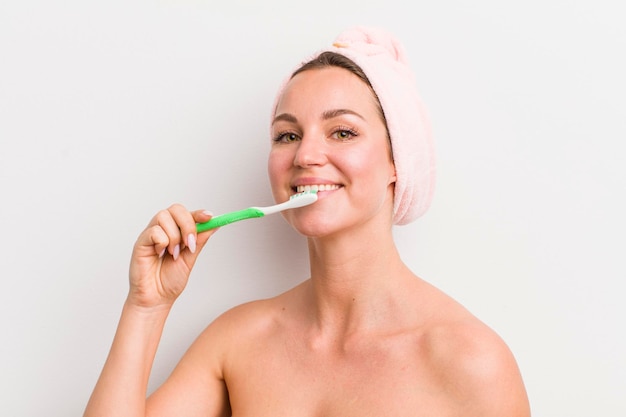 Jolie femme blonde tenant une brosse à dents