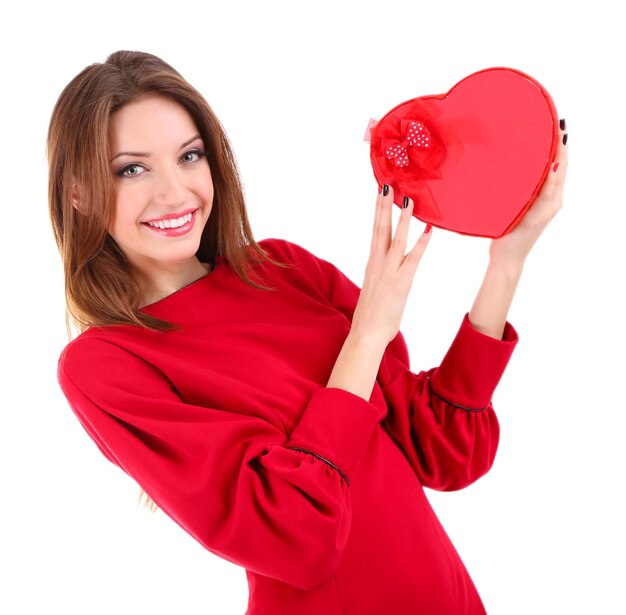 Jolie femme avec boîte-cadeau en forme de coeur, isolé sur blanc