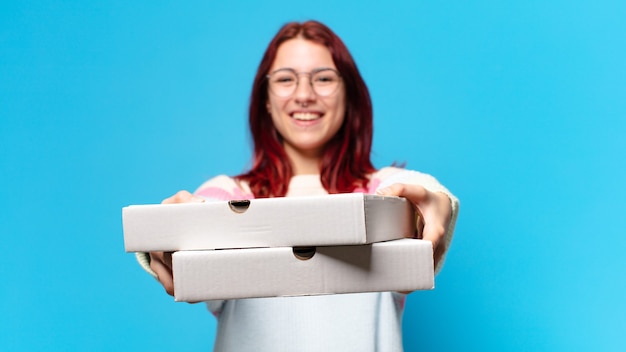 Jolie femme avec des boîtes de pizza à emporter