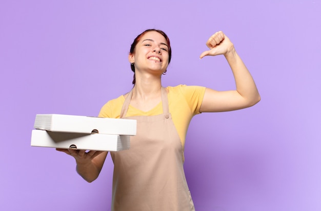 Jolie femme avec des boîtes de restauration rapide à emporter