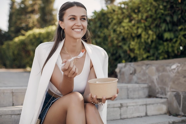 jolie femme avec un bol de nourriture écologique