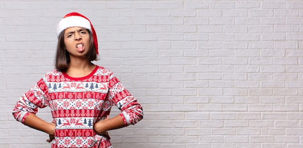 Jolie femme avec bonnet de Noel