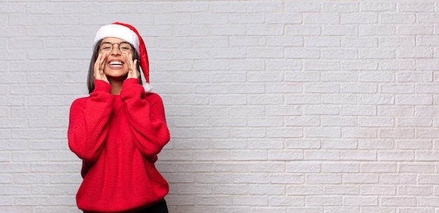 Photo jolie femme avec bonnet de noel