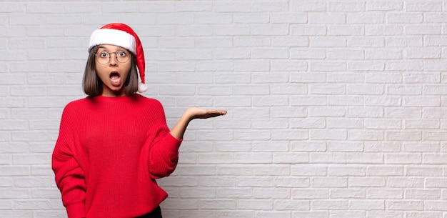 Jolie femme avec bonnet de Noel