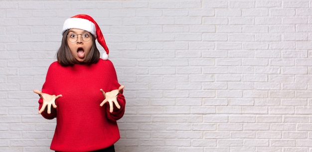 Jolie femme avec bonnet de Noel