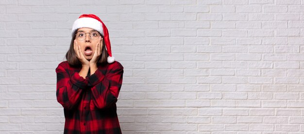 Jolie femme avec bonnet de Noel