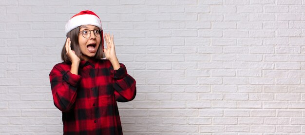 Jolie femme avec bonnet de Noel