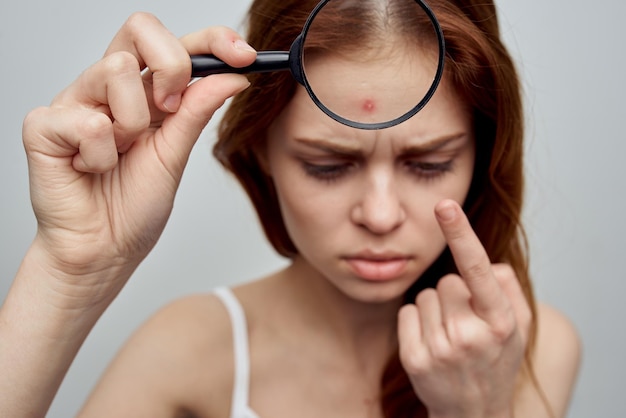 Photo jolie femme avec un bouton sur le visage studio de cosmétologie photo de haute qualité