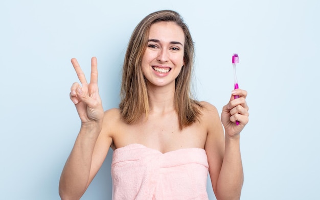 Jolie femme avec une brosse à dents.