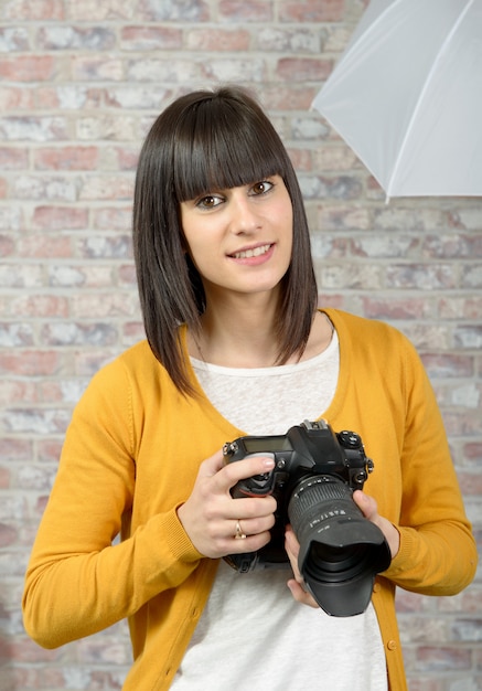 Jolie femme brune avec appareil photo