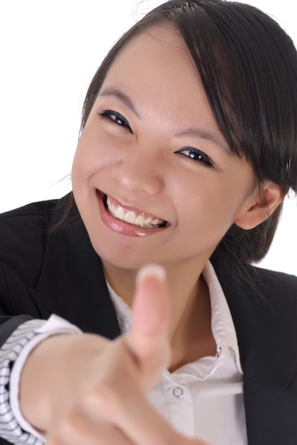 Une jolie femme de bureau avec un visage souriant vous donne un excellent péché par un geste de pouce en l'air.