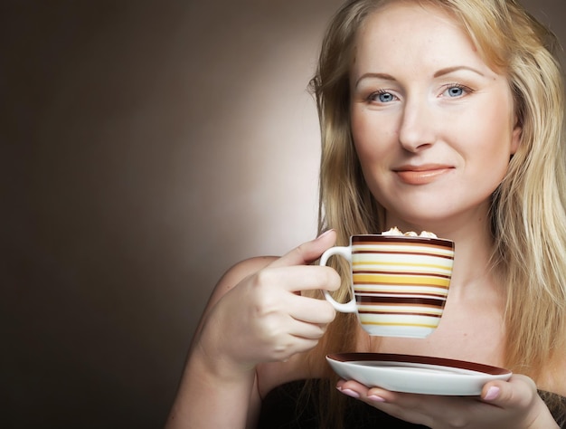 jolie femme buvant du café