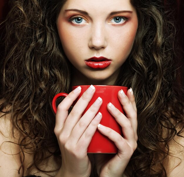 jolie femme buvant du café