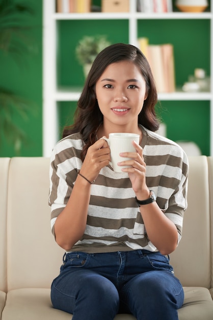 Jolie femme buvant du café