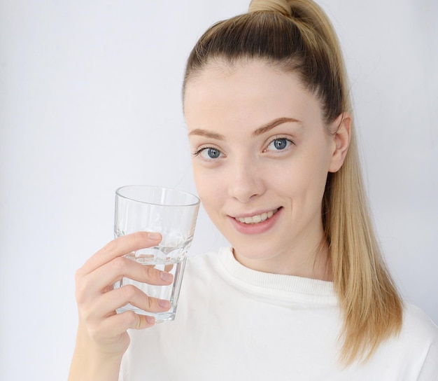 jolie femme buvant de l'eau de source