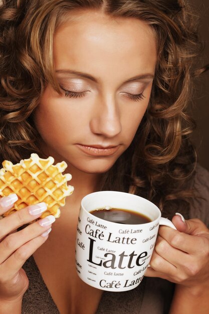 Jolie femme avec café et biscuits