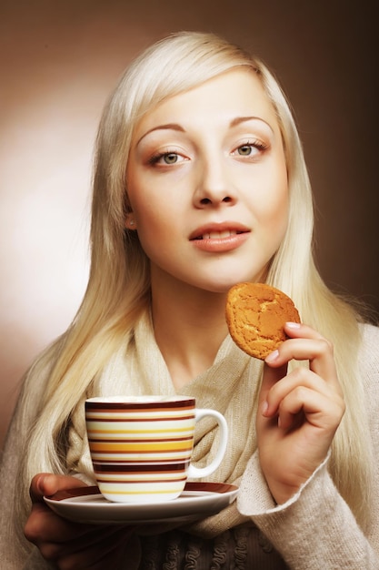 Jolie femme avec café et biscuits