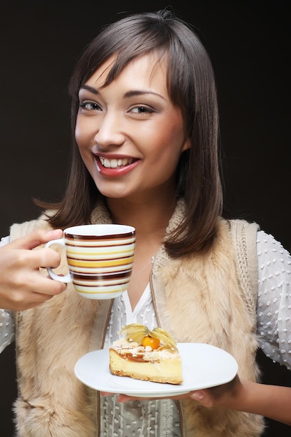 Jolie femme avec café et dessert