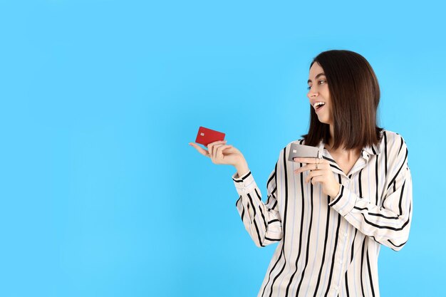 Jolie femme avec des cartes sur fond bleu