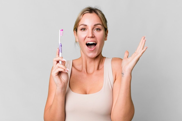 Jolie femme caucasienne avec une brosse à dents