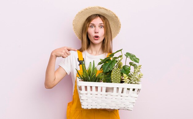 Jolie femme caucasienne avec concept de jardinage de plantes