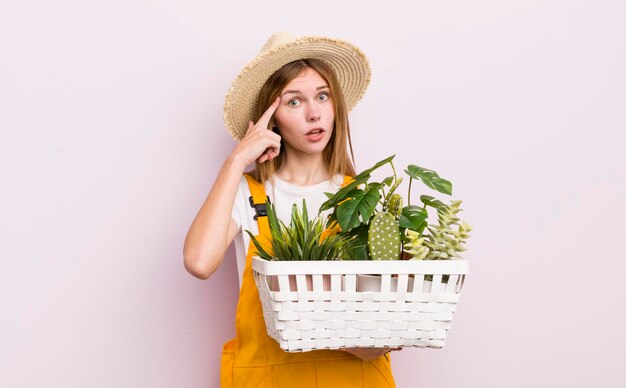 Jolie femme caucasienne avec concept de jardinage de plantes