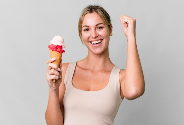 Jolie femme caucasienne dégustant une glace