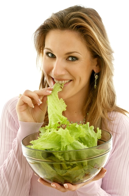 Jolie femme caucasienne, manger de la laitue