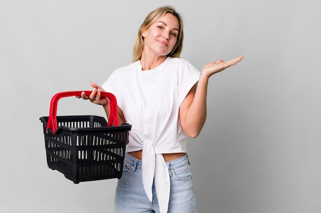 Photo jolie femme caucasienne avec un panier vide