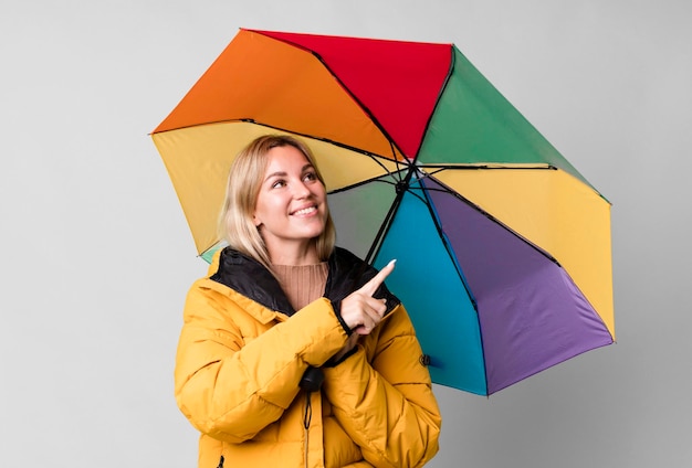 Jolie femme caucasienne avec un parapluie et un anorak