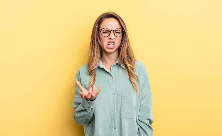 Photo jolie femme caucasienne qui a l'air en colère, agacée et frustrée de crier wtf ou qu'est-ce qui ne va pas avec toi
